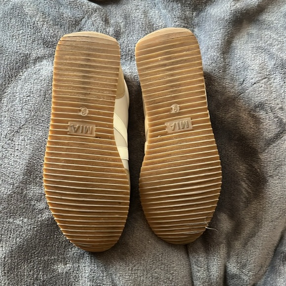 Mia Size 9 Tennis Shoe - Picture 3 of 3